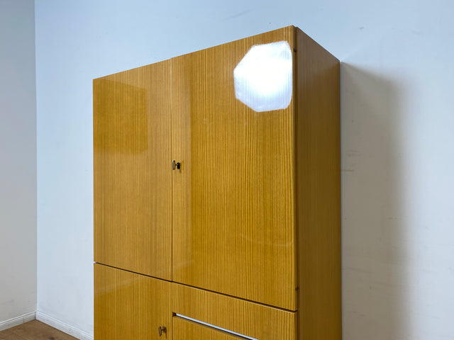 WMK I Raumaufhellender, gut erhaltener 70er Jahre Schrank in Hochglanz mit Schubladen & konischen Füßen I Highboard Wäscheschrank Kommode Sideboard Retro Mid-Century DDR 60er Berlin Leipzig Stuttgart