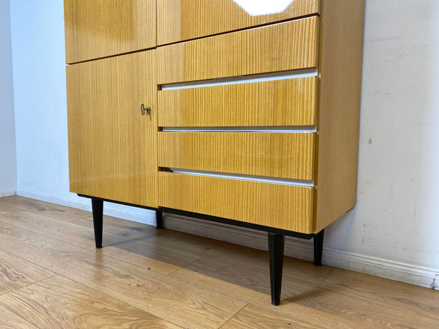 WMK I Raumaufhellender, gut erhaltener 70er Jahre Schrank in Hochglanz mit Schubladen & konischen Füßen I Highboard Wäscheschrank Kommode Sideboard Retro Mid-Century DDR 60er Berlin Leipzig Stuttgart