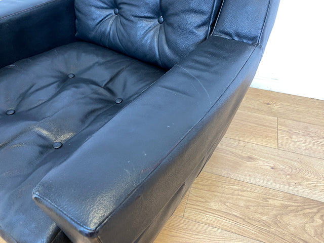 WMK # 1/4 Stilvoller & gut erhaltener 70er Jahre Sessel auf Rollen mit gestepptem schwarzem Skai Bezug # Armchair Ledersessel Clubsessel Sitzgarnitur Kunstleder Leder Retro Vintage Berlin Hamburg 60er
