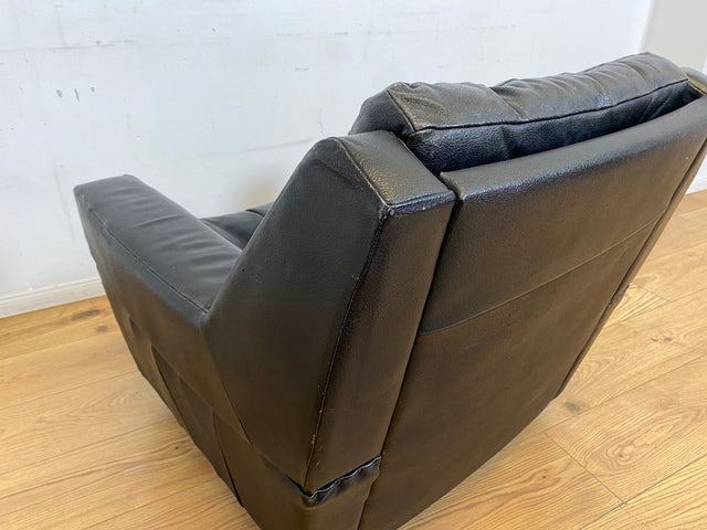 WMK # 1/4 Stilvoller & gut erhaltener 70er Jahre Sessel auf Rollen mit gestepptem schwarzem Skai Bezug # Armchair Ledersessel Clubsessel Sitzgarnitur Kunstleder Leder Retro Vintage Berlin Hamburg 60er