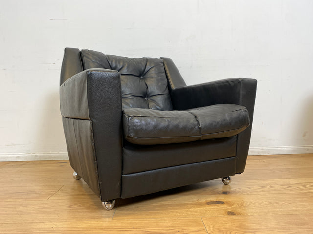 WMK # 1/4 Stilvoller & gut erhaltener 70er Jahre Sessel auf Rollen mit gestepptem schwarzem Skai Bezug # Armchair Ledersessel Clubsessel Sitzgarnitur Kunstleder Leder Retro Vintage Berlin Hamburg 60er