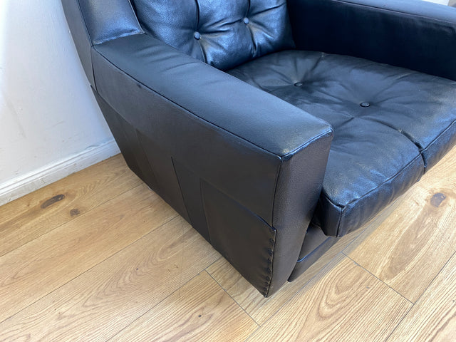 WMK # 1/4 Stilvoller & gut erhaltener 70er Jahre Sessel auf Rollen mit gestepptem schwarzem Skai Bezug # Armchair Ledersessel Clubsessel Sitzgarnitur Kunstleder Leder Retro Vintage Berlin Hamburg 60er