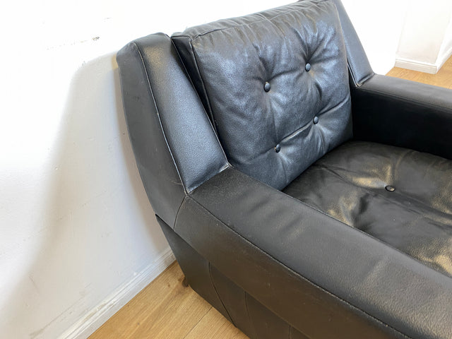 WMK # 1/4 Stilvoller & gut erhaltener 70er Jahre Sessel auf Rollen mit gestepptem schwarzem Skai Bezug # Armchair Ledersessel Clubsessel Sitzgarnitur Kunstleder Leder Retro Vintage Berlin Hamburg 60er