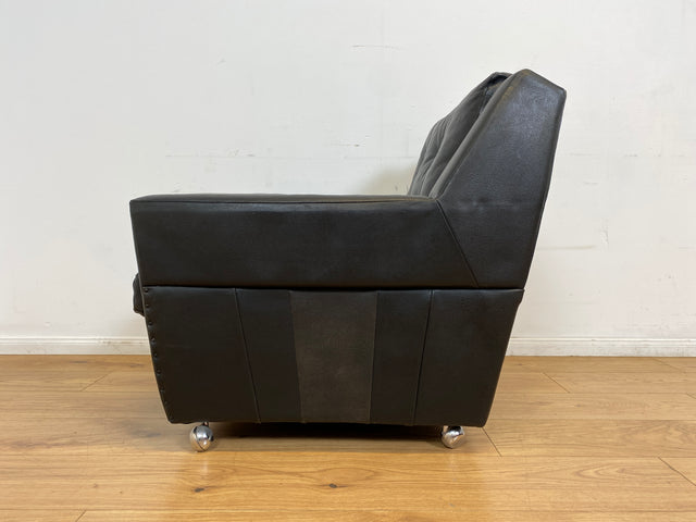 WMK # 1/4 Stilvoller & gut erhaltener 70er Jahre Sessel auf Rollen mit gestepptem schwarzem Skai Bezug # Armchair Ledersessel Clubsessel Sitzgarnitur Kunstleder Leder Retro Vintage Berlin Hamburg 60er