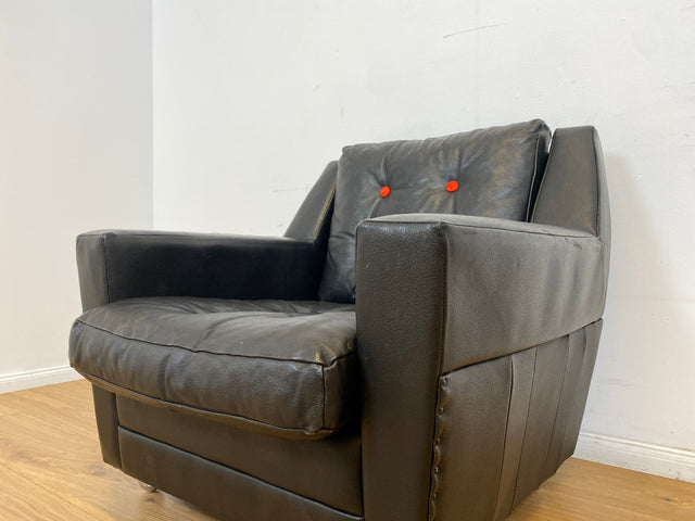 WMK # 1/4 Stilvoller & gut erhaltener 70er Jahre Sessel auf Rollen mit gestepptem schwarzem Skai Bezug # Armchair Ledersessel Clubsessel Sitzgarnitur Kunstleder Leder Retro Vintage Berlin Hamburg 60er