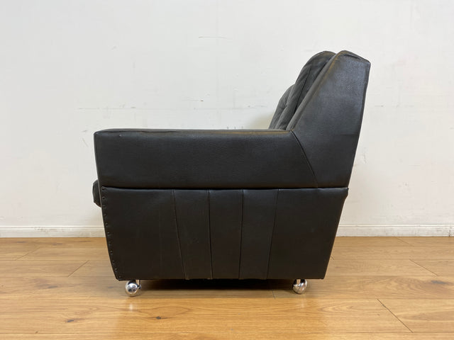 WMK # 1/4 Stilvoller & gut erhaltener 70er Jahre Sessel auf Rollen mit gestepptem schwarzem Skai Bezug # Armchair Ledersessel Clubsessel Sitzgarnitur Kunstleder Leder Retro Vintage Berlin Hamburg 60er