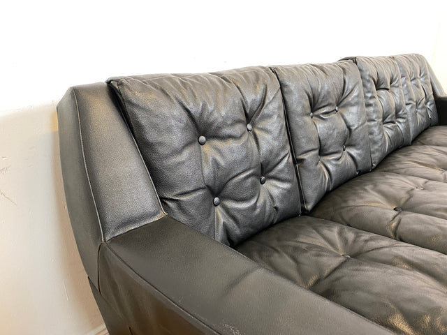 WMK # Stilvolles und gut erhaltenes 70er Jahre Sofa auf Rollen mit gestepptem schwarzem Skai Bezug # 4-Sitzer 4er Couch Ledersofa Ledercouch Sitzgarnitur Kunstleder Leder Retro Vintage Berlin Hamburg