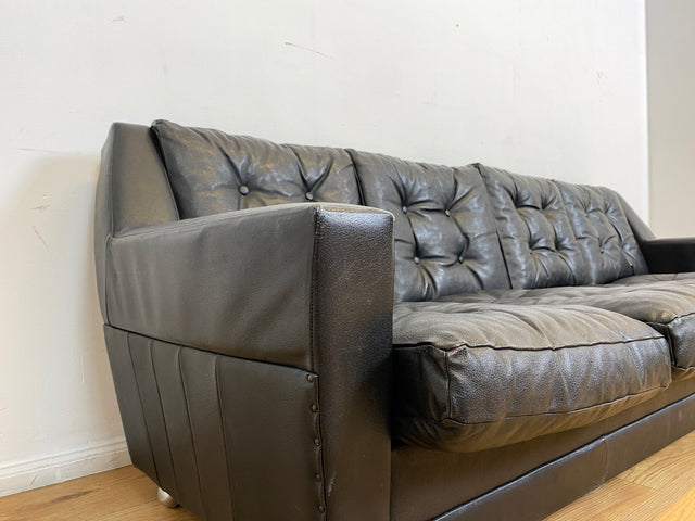 WMK # Stilvolles und gut erhaltenes 70er Jahre Sofa auf Rollen mit gestepptem schwarzem Skai Bezug # 4-Sitzer 4er Couch Ledersofa Ledercouch Sitzgarnitur Kunstleder Leder Retro Vintage Berlin Hamburg