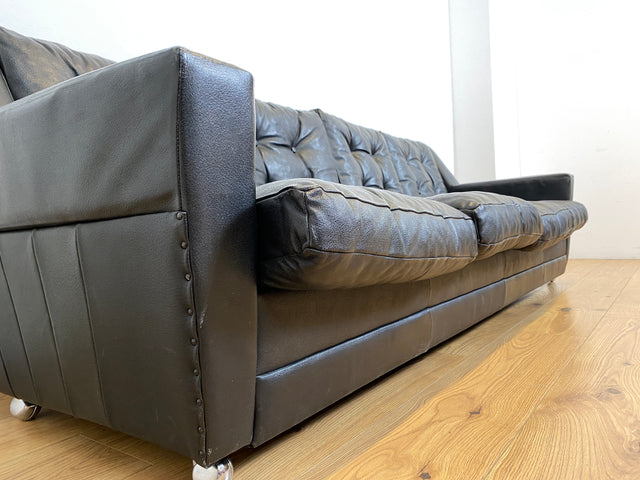 WMK # Stilvolles und gut erhaltenes 70er Jahre Sofa auf Rollen mit gestepptem schwarzem Skai Bezug # 4-Sitzer 4er Couch Ledersofa Ledercouch Sitzgarnitur Kunstleder Leder Retro Vintage Berlin Hamburg