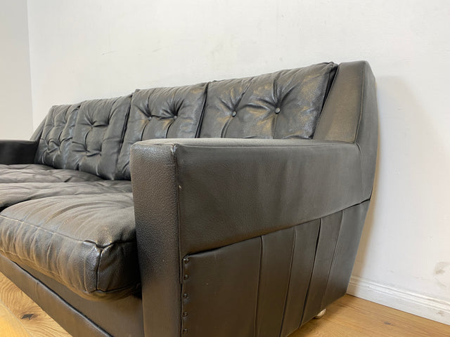WMK # Stilvolles und gut erhaltenes 70er Jahre Sofa auf Rollen mit gestepptem schwarzem Skai Bezug # 4-Sitzer 4er Couch Ledersofa Ledercouch Sitzgarnitur Kunstleder Leder Retro Vintage Berlin Hamburg
