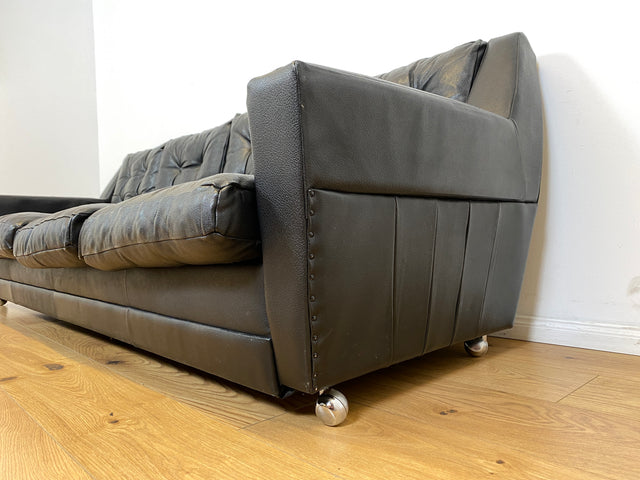WMK # Stilvolles und gut erhaltenes 70er Jahre Sofa auf Rollen mit gestepptem schwarzem Skai Bezug # 4-Sitzer 4er Couch Ledersofa Ledercouch Sitzgarnitur Kunstleder Leder Retro Vintage Berlin Hamburg