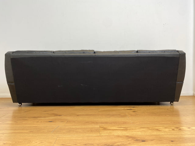 WMK # Stilvolles und gut erhaltenes 70er Jahre Sofa auf Rollen mit gestepptem schwarzem Skai Bezug # 4-Sitzer 4er Couch Ledersofa Ledercouch Sitzgarnitur Kunstleder Leder Retro Vintage Berlin Hamburg