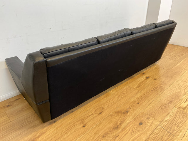 WMK # Stilvolles und gut erhaltenes 70er Jahre Sofa auf Rollen mit gestepptem schwarzem Skai Bezug # 4-Sitzer 4er Couch Ledersofa Ledercouch Sitzgarnitur Kunstleder Leder Retro Vintage Berlin Hamburg