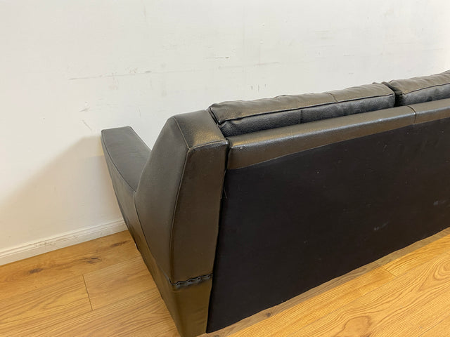 WMK # Stilvolles und gut erhaltenes 70er Jahre Sofa auf Rollen mit gestepptem schwarzem Skai Bezug # 4-Sitzer 4er Couch Ledersofa Ledercouch Sitzgarnitur Kunstleder Leder Retro Vintage Berlin Hamburg