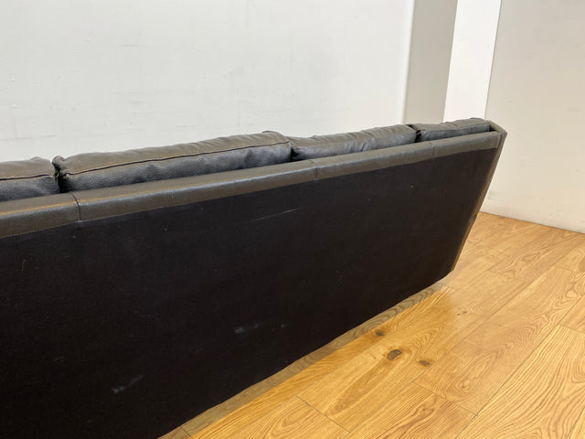 WMK # Stilvolles und gut erhaltenes 70er Jahre Sofa auf Rollen mit gestepptem schwarzem Skai Bezug # 4-Sitzer 4er Couch Ledersofa Ledercouch Sitzgarnitur Kunstleder Leder Retro Vintage Berlin Hamburg