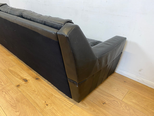 WMK # Stilvolles und gut erhaltenes 70er Jahre Sofa auf Rollen mit gestepptem schwarzem Skai Bezug # 4-Sitzer 4er Couch Ledersofa Ledercouch Sitzgarnitur Kunstleder Leder Retro Vintage Berlin Hamburg