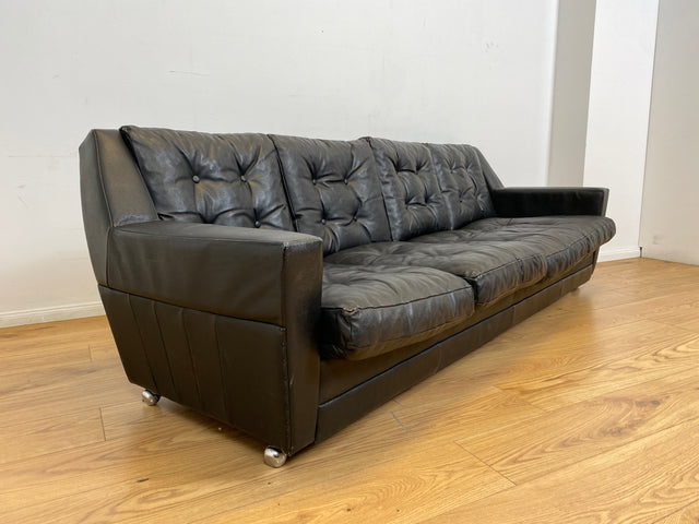 WMK # Stilvolles und gut erhaltenes 70er Jahre Sofa auf Rollen mit gestepptem schwarzem Skai Bezug # 4-Sitzer 4er Couch Ledersofa Ledercouch Sitzgarnitur Kunstleder Leder Retro Vintage Berlin Hamburg