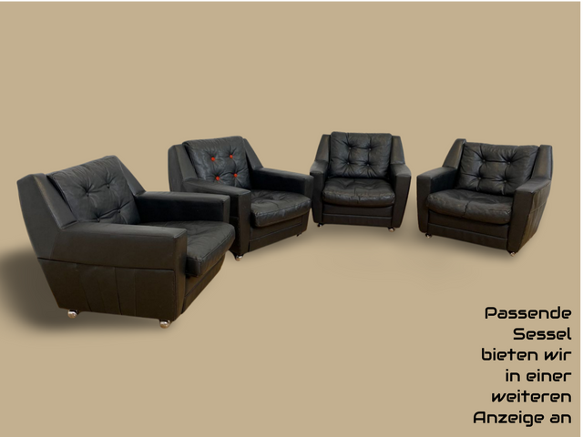 WMK # Stilvolles und gut erhaltenes 70er Jahre Sofa auf Rollen mit gestepptem schwarzem Skai Bezug # 4-Sitzer 4er Couch Ledersofa Ledercouch Sitzgarnitur Kunstleder Leder Retro Vintage Berlin Hamburg