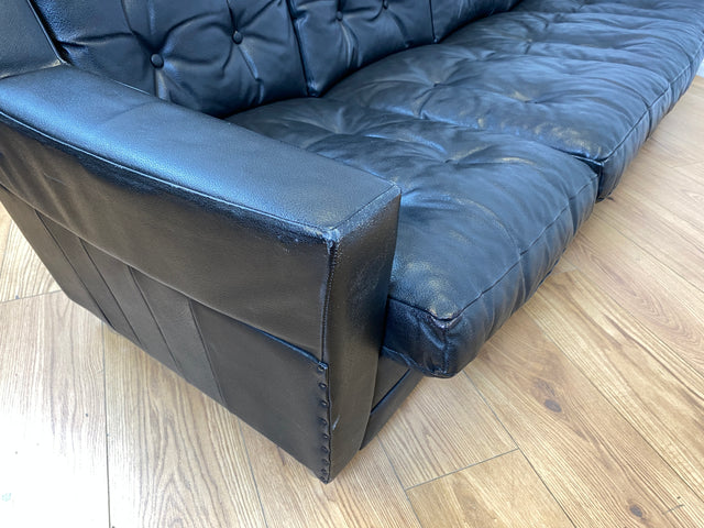 WMK # Stilvolles und gut erhaltenes 70er Jahre Sofa auf Rollen mit gestepptem schwarzem Skai Bezug # 4-Sitzer 4er Couch Ledersofa Ledercouch Sitzgarnitur Kunstleder Leder Retro Vintage Berlin Hamburg