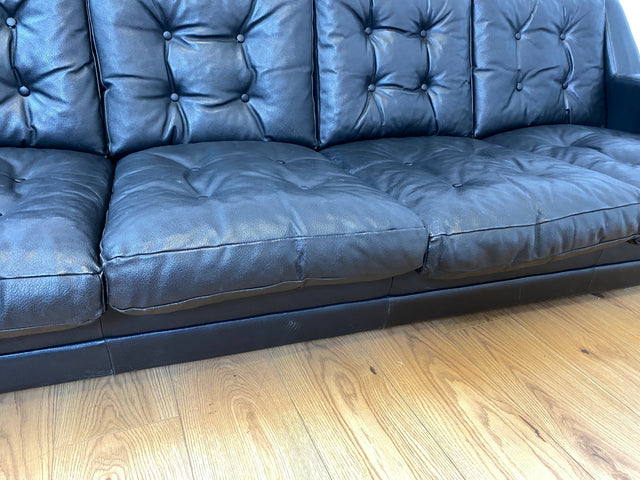 WMK # Stilvolles und gut erhaltenes 70er Jahre Sofa auf Rollen mit gestepptem schwarzem Skai Bezug # 4-Sitzer 4er Couch Ledersofa Ledercouch Sitzgarnitur Kunstleder Leder Retro Vintage Berlin Hamburg