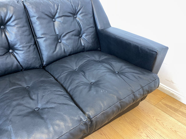 WMK # Stilvolles und gut erhaltenes 70er Jahre Sofa auf Rollen mit gestepptem schwarzem Skai Bezug # 4-Sitzer 4er Couch Ledersofa Ledercouch Sitzgarnitur Kunstleder Leder Retro Vintage Berlin Hamburg