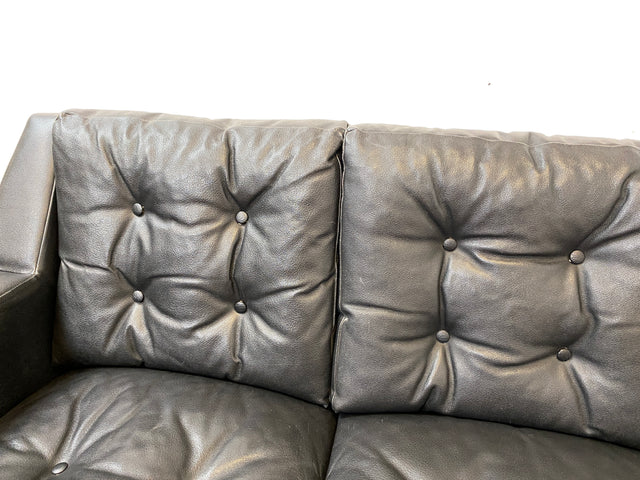 WMK # Stilvolles und gut erhaltenes 70er Jahre Sofa auf Rollen mit gestepptem schwarzem Skai Bezug # 4-Sitzer 4er Couch Ledersofa Ledercouch Sitzgarnitur Kunstleder Leder Retro Vintage Berlin Hamburg