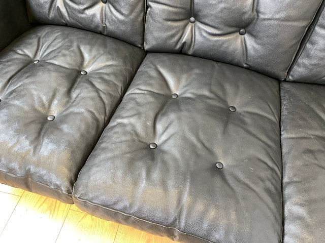 WMK # Stilvolles und gut erhaltenes 70er Jahre Sofa auf Rollen mit gestepptem schwarzem Skai Bezug # 4-Sitzer 4er Couch Ledersofa Ledercouch Sitzgarnitur Kunstleder Leder Retro Vintage Berlin Hamburg