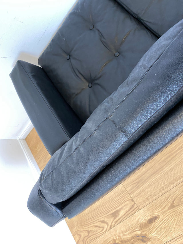 WMK # Stilvolles und gut erhaltenes 70er Jahre Sofa auf Rollen mit gestepptem schwarzem Skai Bezug # 4-Sitzer 4er Couch Ledersofa Ledercouch Sitzgarnitur Kunstleder Leder Retro Vintage Berlin Hamburg