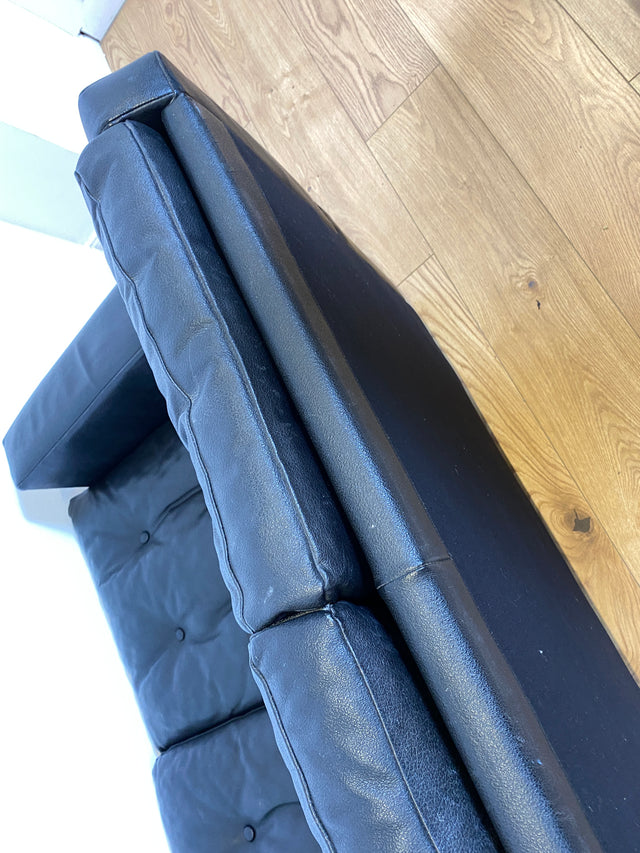 WMK # Stilvolles und gut erhaltenes 70er Jahre Sofa auf Rollen mit gestepptem schwarzem Skai Bezug # 4-Sitzer 4er Couch Ledersofa Ledercouch Sitzgarnitur Kunstleder Leder Retro Vintage Berlin Hamburg