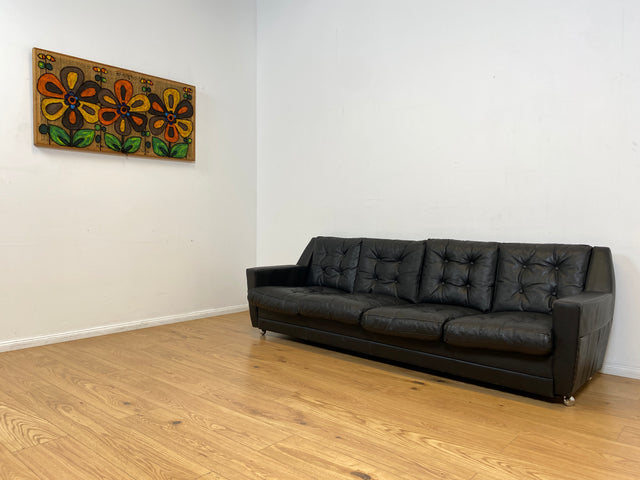 WMK # Stilvolles und gut erhaltenes 70er Jahre Sofa auf Rollen mit gestepptem schwarzem Skai Bezug # 4-Sitzer 4er Couch Ledersofa Ledercouch Sitzgarnitur Kunstleder Leder Retro Vintage Berlin Hamburg
