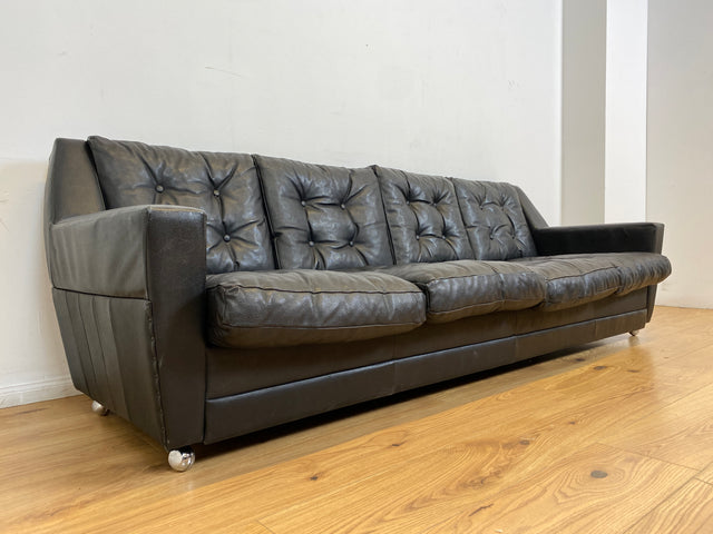 WMK # Stilvolles und gut erhaltenes 70er Jahre Sofa auf Rollen mit gestepptem schwarzem Skai Bezug # 4-Sitzer 4er Couch Ledersofa Ledercouch Sitzgarnitur Kunstleder Leder Retro Vintage Berlin Hamburg