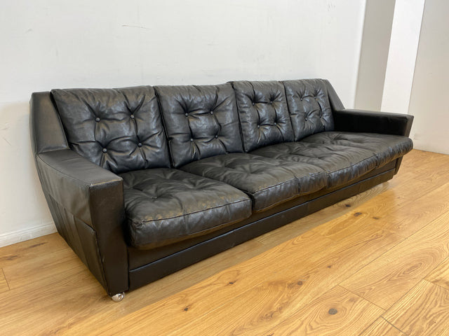 WMK # Stilvolles und gut erhaltenes 70er Jahre Sofa auf Rollen mit gestepptem schwarzem Skai Bezug # 4-Sitzer 4er Couch Ledersofa Ledercouch Sitzgarnitur Kunstleder Leder Retro Vintage Berlin Hamburg