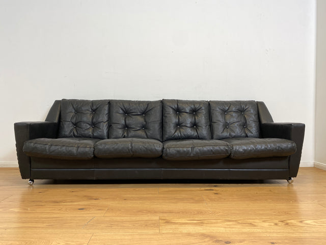 WMK # Stilvolles und gut erhaltenes 70er Jahre Sofa auf Rollen mit gestepptem schwarzem Skai Bezug # 4-Sitzer 4er Couch Ledersofa Ledercouch Sitzgarnitur Kunstleder Leder Retro Vintage Berlin Hamburg