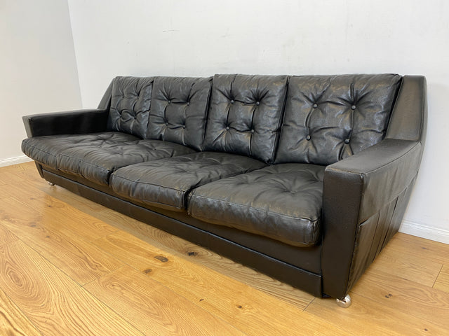 WMK # Stilvolles und gut erhaltenes 70er Jahre Sofa auf Rollen mit gestepptem schwarzem Skai Bezug # 4-Sitzer 4er Couch Ledersofa Ledercouch Sitzgarnitur Kunstleder Leder Retro Vintage Berlin Hamburg
