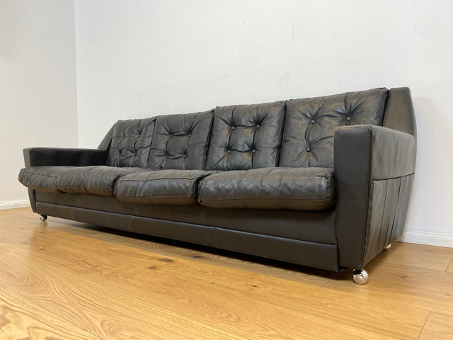 WMK # Stilvolles und gut erhaltenes 70er Jahre Sofa auf Rollen mit gestepptem schwarzem Skai Bezug # 4-Sitzer 4er Couch Ledersofa Ledercouch Sitzgarnitur Kunstleder Leder Retro Vintage Berlin Hamburg
