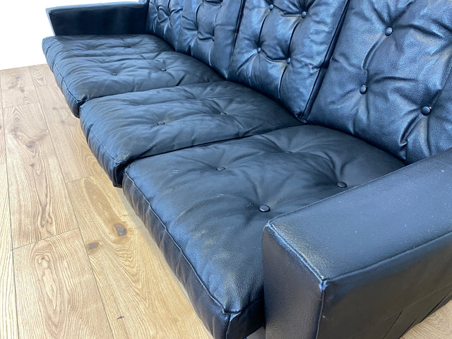 WMK # Stilvolles und gut erhaltenes 70er Jahre Sofa auf Rollen mit gestepptem schwarzem Skai Bezug # 4-Sitzer 4er Couch Ledersofa Ledercouch Sitzgarnitur Kunstleder Leder Retro Vintage Berlin Hamburg