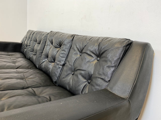 WMK # Stilvolles und gut erhaltenes 70er Jahre Sofa auf Rollen mit gestepptem schwarzem Skai Bezug # 4-Sitzer 4er Couch Ledersofa Ledercouch Sitzgarnitur Kunstleder Leder Retro Vintage Berlin Hamburg