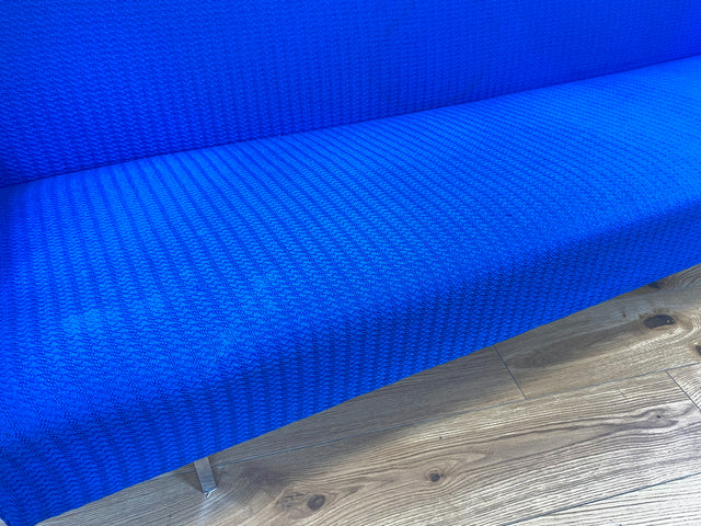 WMK # Blauer wird's nicht! Sehr schönes und bequemes 70er Jahre Sofa in kräftigem Blau mit Schlaffunktion und Bettwäschefach # Couch Schlafcouch Klappsofa Klappcouch Daybed Mid-Century Retro Vintage