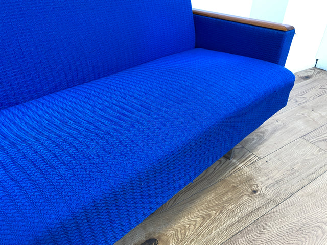 WMK # Blauer wird's nicht! Sehr schönes und bequemes 70er Jahre Sofa in kräftigem Blau mit Schlaffunktion und Bettwäschefach # Couch Schlafcouch Klappsofa Klappcouch Daybed Mid-Century Retro Vintage