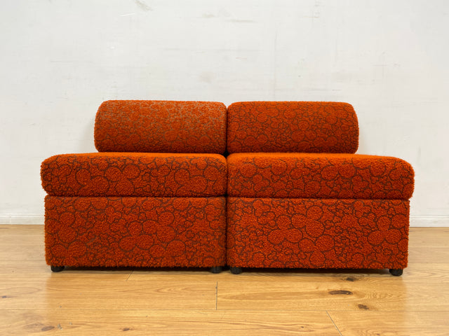 WMK I Kultiges 70er Jahre Space Age Modular Sofa aus 2 Sessel mit grandiosem orangem Originalbezug & Staufächern