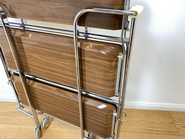 WMK # Kultiger & gut erhaltener faltbarer 1970er Jahre Servierwagen mit Chromgestell & auf Rollen # Teewagen Barwagen Klapptisch Beistelltisch Couchtisch Space Age Vintage Industrial Design 70er Retro