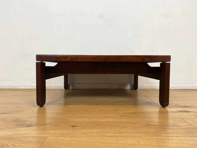 WMK I Stilvoller & sehr gut erhaltener niedriger 70er Space Age Couchtisch aus dunklem Holz I Wohnzimmertisch Coffee Table Clubtisch Sitzgarnitur Retro Vintage Mid-Century Berlin Leipzig Bayern NRW