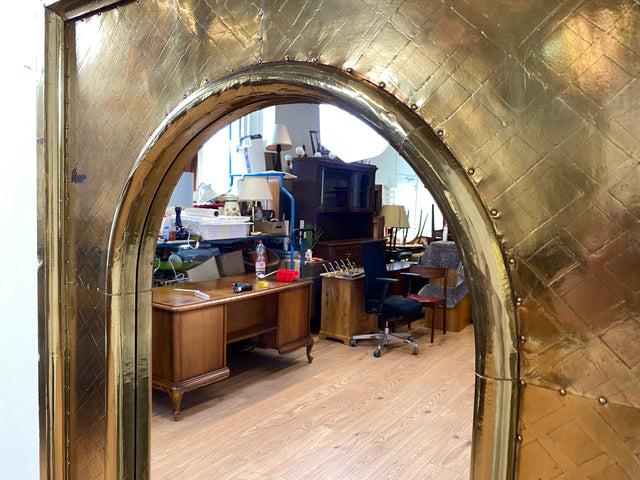 WMK # Imposanter 90x120cm großer goldener rundbogiger Vintage Wandspiegel in Art Deco Stil mit Holzrahmen ummantelt in Messing # Spiegel Mirror Goldspiegel Gold Goldrahmen Garderobe # Versand möglich