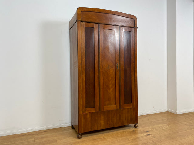 WMK # Formschöner antiker Kleiderschrank aus vollem Holz in Nußbaum, um 1910 # Schrank Vertiko Schlafzimmerschrank Flurschrank Dielenschrank Bauernschrank Wardrobe Spiegel Jugendstil Art Deco Vintage
