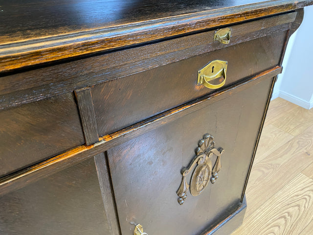 WMK # Imposante antike Anrichte aus massiver Eiche mit Messingbeschlägen & facettiertem Glas # Buffet Büfett Küchenanrichte Kredenz Geschirrschrank Küche Vitrine Schrank Gründerzeit Jugendstil Vintage