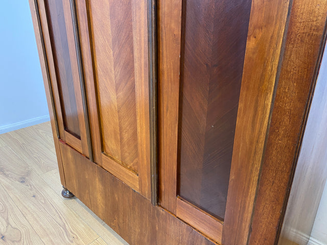 WMK # Formschöner antiker Kleiderschrank aus vollem Holz in Nußbaum, um 1910 # Schrank Vertiko Schlafzimmerschrank Flurschrank Dielenschrank Bauernschrank Wardrobe Spiegel Jugendstil Art Deco Vintage
