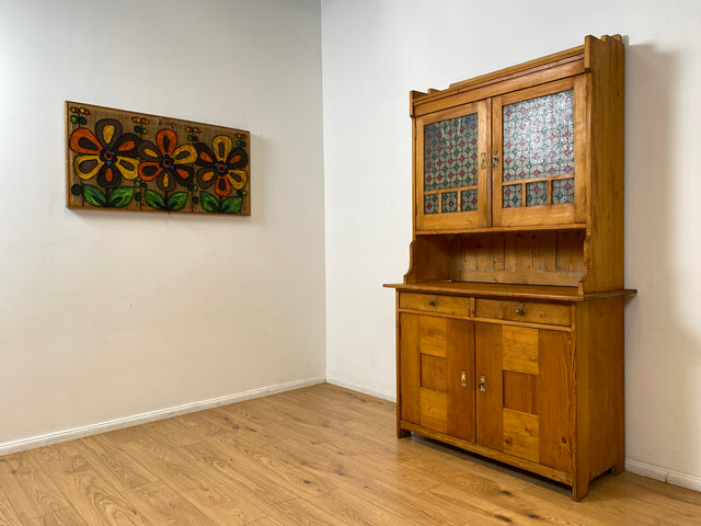 WMK I Wunderschöne antike Anrichte aus vollem Holz mit bunter floraler Bleiverglasung I Schrank Büffet Büfett Küchenschrank Küchenanrichte Jugendstil Vintage Bauern Weichholz Berlin Hannover Dresden