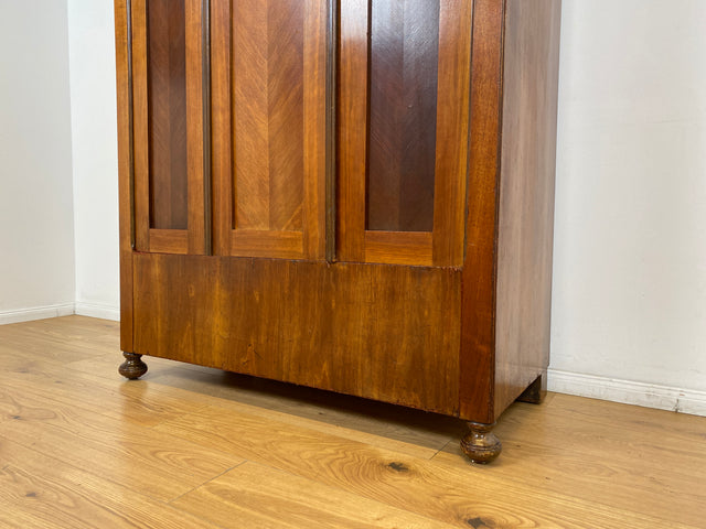 WMK # Formschöner antiker Kleiderschrank aus vollem Holz in Nußbaum, um 1910 # Schrank Vertiko Schlafzimmerschrank Flurschrank Dielenschrank Bauernschrank Wardrobe Spiegel Jugendstil Art Deco Vintage