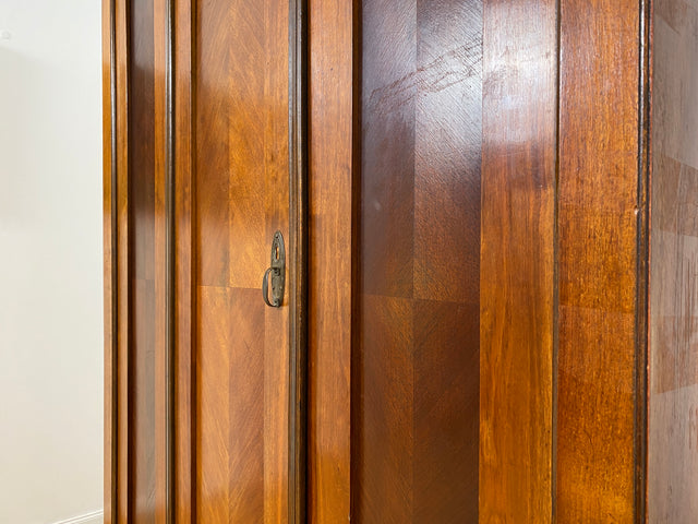 WMK # Formschöner antiker Kleiderschrank aus vollem Holz in Nußbaum, um 1910 # Schrank Vertiko Schlafzimmerschrank Flurschrank Dielenschrank Bauernschrank Wardrobe Spiegel Jugendstil Art Deco Vintage