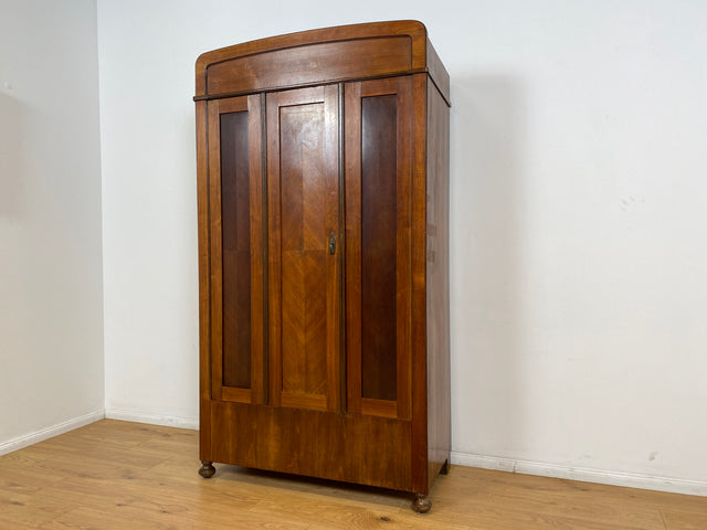 WMK # Formschöner antiker Kleiderschrank aus vollem Holz in Nußbaum, um 1910 # Schrank Vertiko Schlafzimmerschrank Flurschrank Dielenschrank Bauernschrank Wardrobe Spiegel Jugendstil Art Deco Vintage